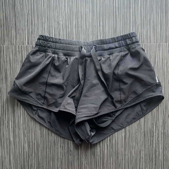 Lululemon Hotty Hot Shorts 2.5” ✧ Black ✧ Size 4 - Picture 4 of 9